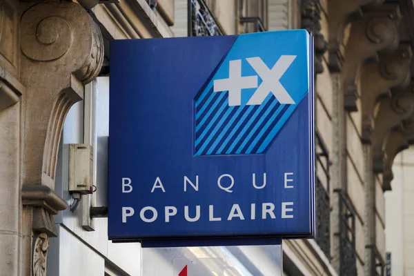 Paris, Fransa - 16 Mart 2019: Banque Populaire tabelası. Groupe Banque Populaire, Fransız kooperatif bankalarından oluşan bir gruptur. Federal birlik aynı zamanda Casden ve Crdit Coopratif altında da faaliyet göstermektedir.