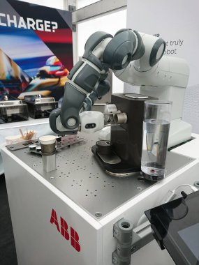 Berlin, Almanya - 25 Mayıs 2019: Kahve yapan Abb Yumi işbirlikçi robot. Yumi Collaborative Robot by Abb, dünyanın önde gelen teknolojisine sahip çift kollu, robot