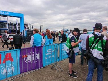 Berlin, Almanya - 25 Mayıs 2019: Fotoğrafçı ve yarış ekibi Fia pistinde. Fia Formula E Şampiyonası sadece tam elektrikli araba kullanarak, otomobil yarışı bir sınıftır