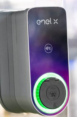Berlin, Almanya - 25 Mayıs 2019: Enel X elektrik şarj istasyonu. Enel X Mobility, Enel'in bir İtalyan şirketidir ve enerji ile ilgili hizmetler platformu sunmayı amaçlamaktadır.