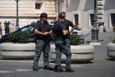 Roma, İtalya - 22 Ağustos 2019: Quirinal Sarayı girişinin dışında polisler. Quirinal Sarayı (Palazzo del Quirinale) Cumhurbaşkanı'nın üç resmi konutundan biridir.