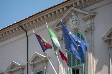 Avrupa ve İtalyan bayrakları ve İtalya Cumhurbaşkanlığı pennant Roma'da Quirinale Sarayı dışında sallayarak, İtalya Cumhurbaşkanı üç resmi konutlarından biri