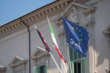 Avrupa ve İtalyan bayrakları ve İtalya Cumhurbaşkanlığı pennant Roma'da Quirinale Sarayı dışında sallayarak, İtalya Cumhurbaşkanı üç resmi konutlarından biri