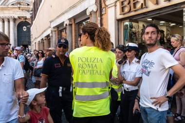 Roma, İtalya - 22 Ağustos 2019: İtalyan Polizia Locale Roma Capitale memurları. Roma Başkenti Yerel Polis Kolordusu (eski Belediye Polisi) Roma'nın belediye polis servisidir