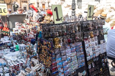 Roma, İtalya - 22 Ağustos 2019: Trevi Çeşmesi'nin önüne souvenir tezgahı yerleştirildi