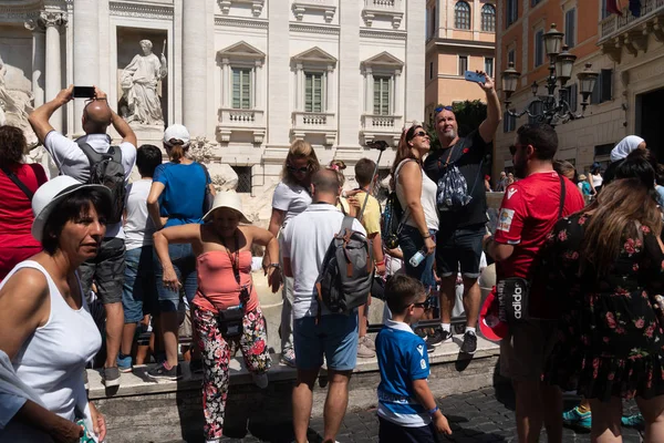 Rome Olaszország Augusztus 2019 Turisták Látogatják Híres Trevi Kút Néhány — Stock Fotó