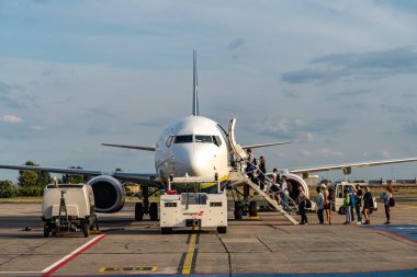 Roma, İtalya - 13 Ağustos 2019: Ryanair uçağı bir havaalanı pistinde. Ryanair Ltd Dublin ve Londra Stansted Havaalanları birincil operasyonel üsleri ile İrlandalı bir düşük maliyetli havayolu