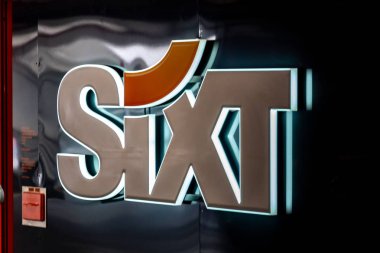 Roma, İtalya - 18 Ağustos 2019: Sixt araç kiralama şirketi amblemi. 1912 yılında kurulan Sixt Se, Avrupa'da çok uluslu bir araç kiralama şirketidir.