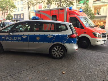 Berlin, Almanya - 19 Eylül 2019: Alman ulusal polis arabası ve ambulans ilk yardım. 112, yangın ve tıbbi acil durum için ücretsiz olarak çevrilebilen tek Avrupa numarasıdır