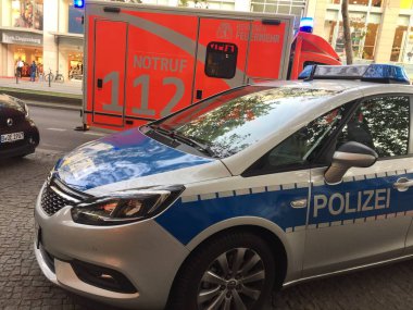 Berlin, Almanya - 19 Eylül 2019: Alman ulusal polis arabası ve ambulans ilk yardım. 112, yangın ve tıbbi acil durum için ücretsiz olarak çevrilebilen tek Avrupa numarasıdır