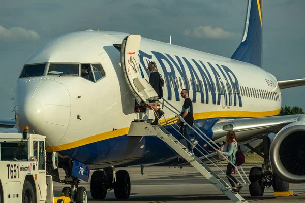 ローマ イタリア 2019年8月13日 空港滑走路上のライアンエア航空機 ライアンエア社は ダブリンとロンドン スタンステッド空港に主要な運航拠点を持つアイルランドの低コスト航空会社です — ストック写真