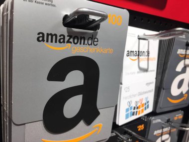 Berlin, Almanya - 19 Eylül 2019: Amazon hediye kartları satışa sunuldu. 1994 yılında kurulan Amazon.com, abd'li bir elektronik ticaret ve bulut bilgi işlem şirketidir.