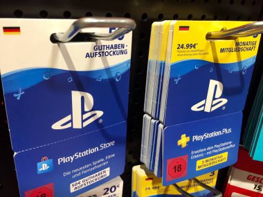 Berlin, Almanya - 19 Eylül 2019: Satılık Station hediye kartları oyna. Playstation, Sony Interactive Entertainment tarafından oluşturulan ve sahip olunan dört ev video oyun konsolundan oluşan bir oyun markasıdır.