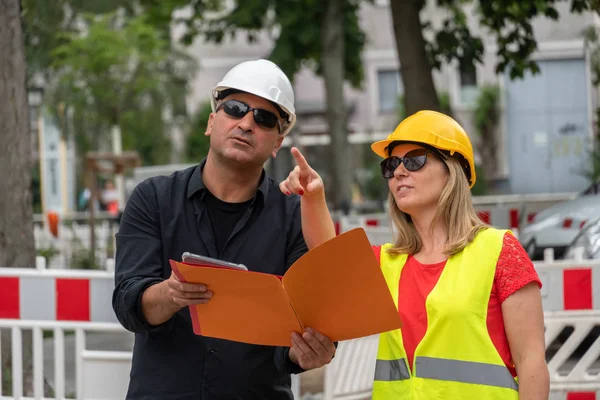 Dois Trabalhadores Construção Civil Homem Uma Mulher Usando Casacos Segurança — Fotografia de Stock