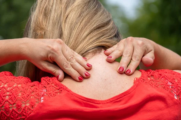 僵硬的脖子 痛苦的女人按摩她的痛苦的脖子 — 图库照片