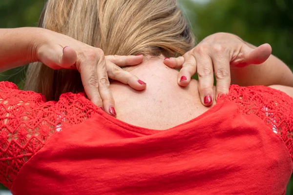 Cuello Rígido Mujer Sufriendo Masajeando Doloroso Cuello —  Fotos de Stock