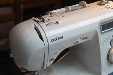 Berlin, Almanya - 2 Mayıs 2019: Japon çokuluslu elektronik ve elektrikli ekipman şirketi Brother Industries, Ltd. tarafından dikiş makinesi