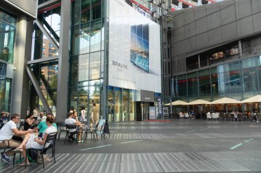 Berlin, Almanya - 29 Ağustos 2019: Sony Center'ın İç Mekanları, Jahn Berlin'deki Potsdamer Platz'da bulunan Sony sponsorluğundaki yapı kompleksini tasarladı. 2000 yılında açıldı ve Sony'nin Alman genel merkezine ev sahipliği yaptı.