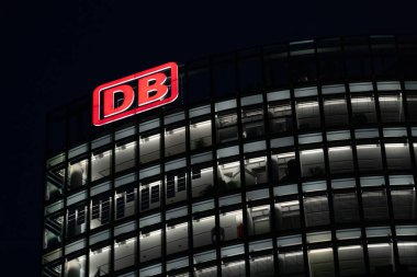 Berlin, Almanya - 29 Ağustos 2019: Deutsche Bahn cam gökdelen Potsdamer Platz gece. Deutsche Bahn Ag, Alman demiryolu şirketidir. Şirket her yıl yaklaşık iki milyar yolcu taşıyor