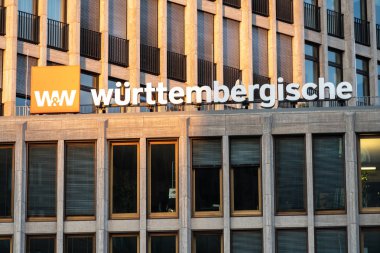 Berlin, Almanya - 29 Ağustos 2019: Potsdamer Platz'da bina dış cephesinde Wrttembergische Versicherung tabelası. W&W, emlak ve kaza sigortası işini işleten bir sigorta şirketidir.