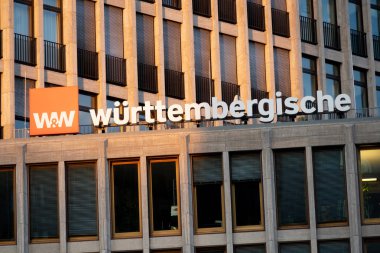 Berlin, Almanya - 29 Ağustos 2019: Potsdamer Platz'da bina dış cephesinde Wrttembergische Versicherung tabelası. W&W, emlak ve kaza sigortası işini işleten bir sigorta şirketidir.
