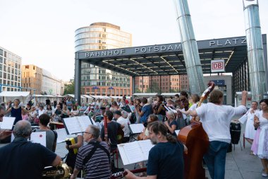 Berlin, Almanya - 29 Ağustos 2019: Potsdamer Platz'da Uluslararası Yixue Sanat Festivali, Çinli Lotus Grand Master Wei Ling Yi tarafından başlatılan etkinlik