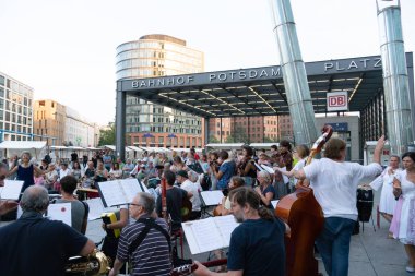 Berlin, Almanya - 29 Ağustos 2019: Potsdamer Platz'da Uluslararası Yixue Sanat Festivali, Çinli Lotus Grand Master Wei Ling Yi tarafından başlatılan etkinlik