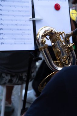 Bir arka döndü saksafon oynatıcı kırpılmış görüntü. Arka planda, odak dışı bir puan