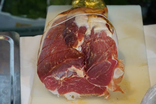 Hunk Van Italiaanse Prosciutto Ham — Stockfoto