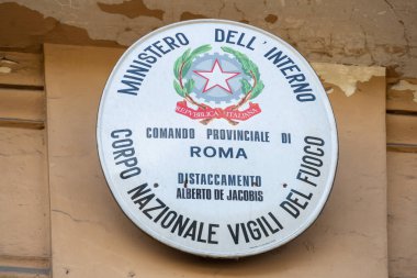 Roma, İtalya - 26 Eylül 2019: İtalyan itfaiye merkezi. Vigili del fuoco, İtfaiyeciler, Yangın ve kurtarma hizmeti için İtalya'nın kurumsal ajansı