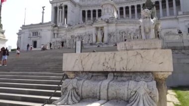 Roma, İtalya - 27 Eylül 2019: Anavatan ve Venezuela Meydanı 'nın turistlerle dolu sunağı. Anıt aynı zamanda Ulusal Victor Emmanuel Anıtı olarak da bilinir (Vittoriano)