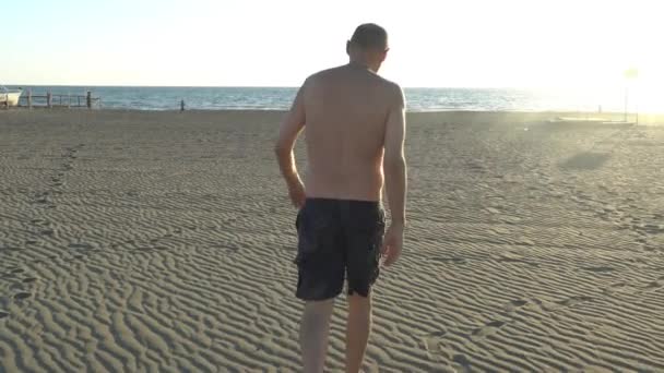 Yazın Kumlu Bir Plajda Yürüyen Beyaz Bir Adam Yavaş Çekim — Stok video