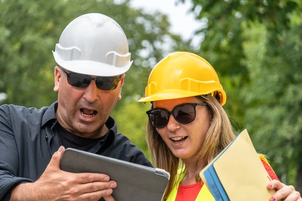 Problema Trabajo Dos Trabajadores Construcción Asustados Decepcionados Sorprendidos Hombres Mujeres — Foto de Stock