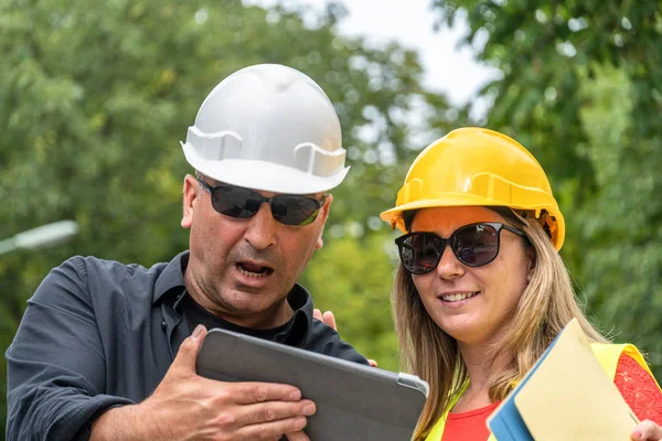 Problema Trabajo Dos Trabajadores Construcción Asustados Decepcionados Sorprendidos Hombres Mujeres — Foto de Stock