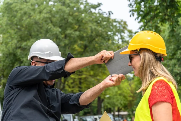 Conflito Desacordo Trabalho Canteiro Obras Chefe Construção Irritado Gritando Com — Fotografia de Stock