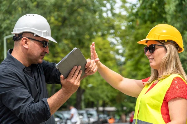 Conflicto Desacuerdo Trabajo Obra Enojado Jefe Construcción Gritándole Arquitecto Amenazando — Foto de Stock