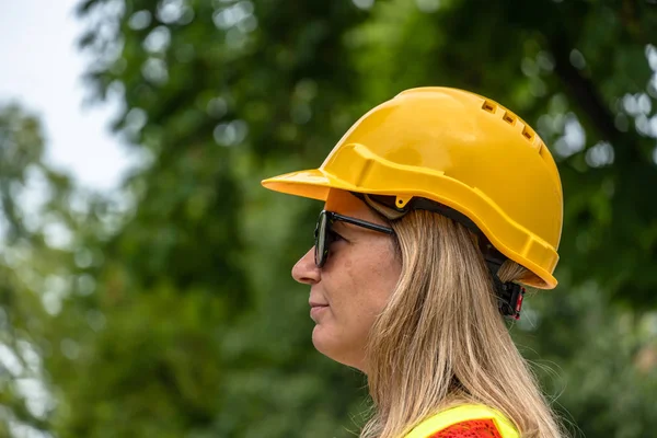 Närbild Profil Porträtt Kvinna Civilingenjör Bär Gul Skyddshjälm Och Väst — Stockfoto