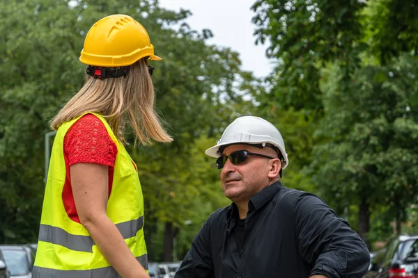 Voltar Virou Gerente Construção Feminino Com Jaqueta Segurança Amarela Hardhat — Fotografia de Stock