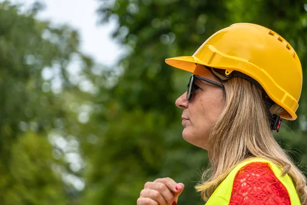 Närbild Profil Porträtt Kvinna Civilingenjör Bär Gul Skyddshjälm Och Väst — Stockfoto