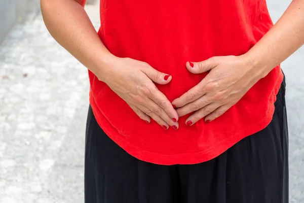 怀孕或肚子痛 月经或腹部疼痛的妇女 — 图库照片