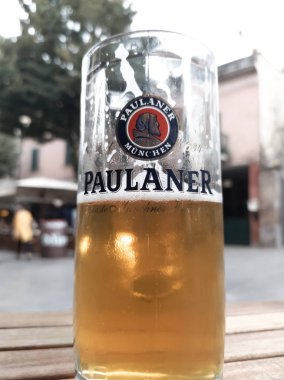 Roma, İtalya - 25 Eylül 2019: Paulaner birası. Paulaner 1634 yılında Neudeck ob der Au Manastırı 'nın Minim keşişleri tarafından Münih' te kurulan bir Alman bira fabrikasıdır.