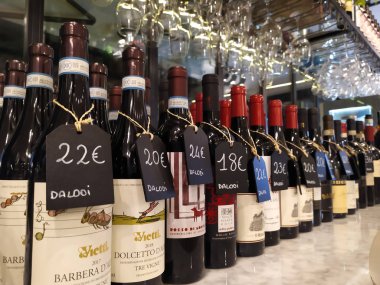 Satılık İtalyan şarabı şişeleri