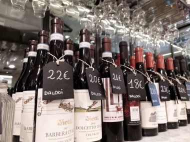Satılık İtalyan şarabı şişeleri