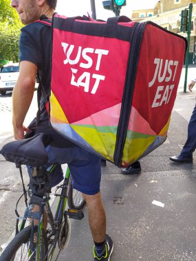 Roma, İtalya - 26 Eylül 2019: Sadece bisikletli teslimatçıyı ye. Just Eat, bağımsız yemek servisleri ile müşteriler arasında bir online yemek siparişi ve dağıtım hizmeti aracıdır.