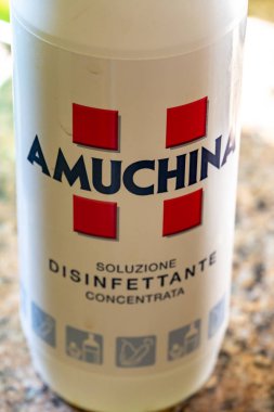 Roma, İtalya - 27 Eylül 2019: Amuchina dispenser. Geniş spektrumlu dezenfektan (baktericidal, micobactericidal, fungicidal ve virucidal), Amuchina İtalyan Angelini firması tarafından üretilir.