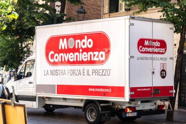 Roma, İtalya - 27 Eylül 2019: Mondo Convenienza bir teslimat minibüsünün logosu. Mondo Convenienza, mobilya ve mobilya dağıtımı konusunda uzmanlaşmış bir İtalyan şirketidir.