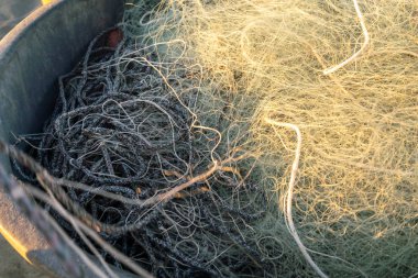 Ağı çözüyorum. Balıkçılar geleneksel balık ağlarını elleriyle çekip onarıyor.