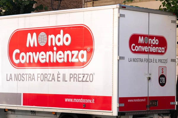 Roma Italia Septiembre 2019 Logotipo Mondo Convenienza Una Furgoneta Reparto — Foto de Stock