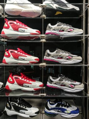 Berlin, Almanya - 9 Şubat 2019: Nike ayakkabıları satılık. Nike küresel spor kıyafetleri ve koşu ayakkabıları satıcısıdır, mağazaları dünyanın her yerindedir.