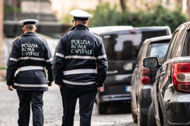 Roma, İtalya - 18 Şubat 2019: İtalyan Polizia Yerel Roma Kapitali memurları. Dikiz aynası. Roma Başkenti Yerel Polis Teşkilatı (eski adıyla Belediye Polisi) belediye polis teşkilatıdır.